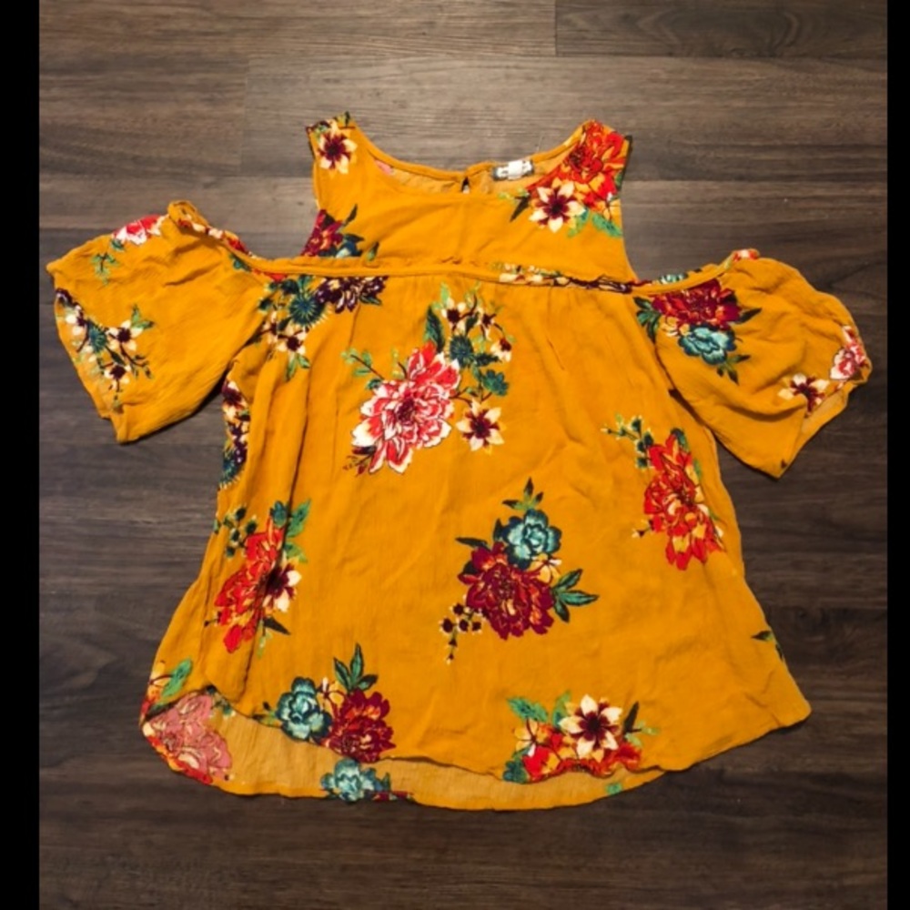Open-shoulder Floral blouse. Great condition.